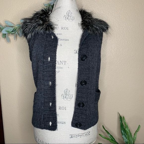 Loft ~ Sweater Vest with Faux Fur Collar - Picture 6 of 9